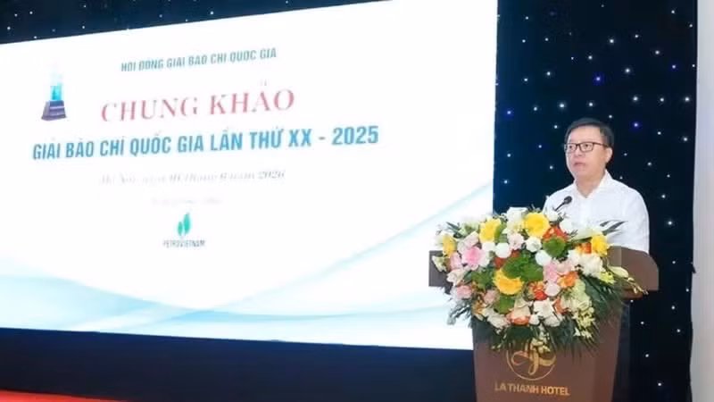 Le Quoc Minh, Member of the Party Central Committee, Editor-in-Chief of Nhan Dan Newspaper, Deputy Head of the PCC’s Commission for Communications, Education and Mass Mobilisation, President of the Viet Nam Journalists Association, and Chairman of the Final Judging Council speaks at the event.