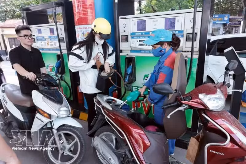 Customers purchase fuel at a PVOIL petrol station on June 1, 2026. (Photo: VNA)