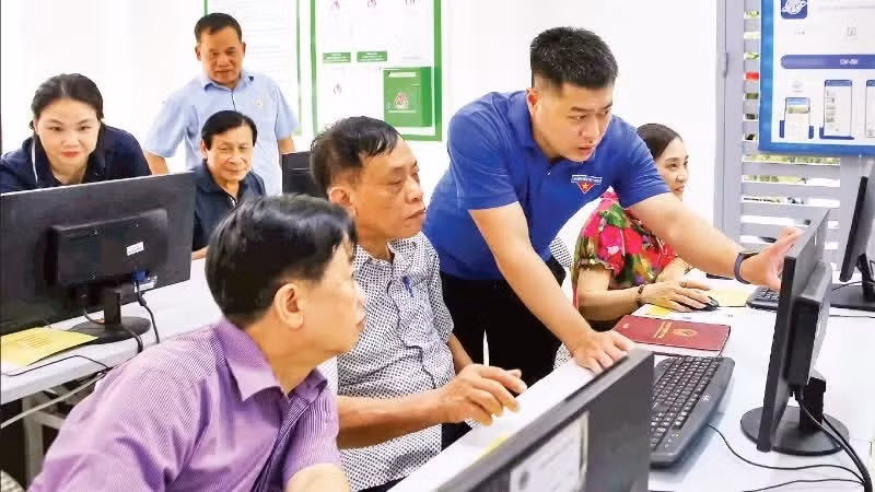 Officials of the Fatherland Front in Ngoc Ha Ward enthusiastically participate in training to improve their skills in applying digital transformation in their activities.