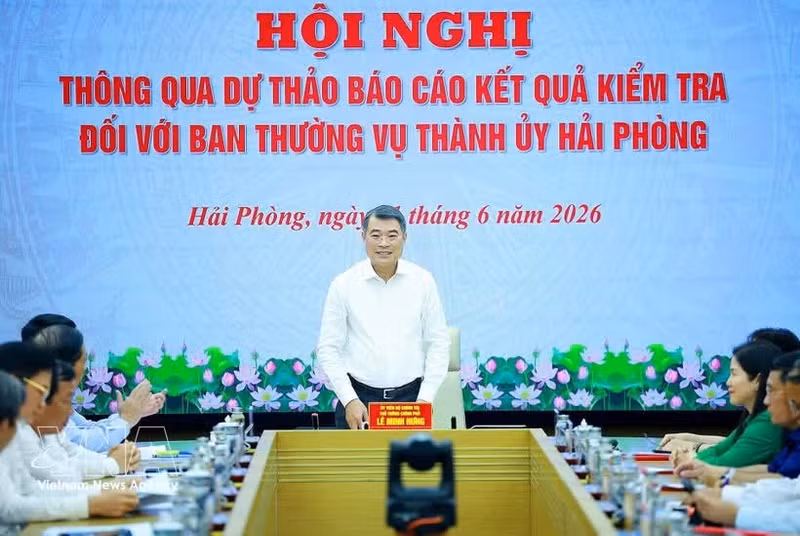 Prime Minister Le Minh Hung chairs a conference on June 1 to review a draft report on the second-round inspection and supervision of the Standing Board of the Hai Phong Party Committee. (Photo: VNA)