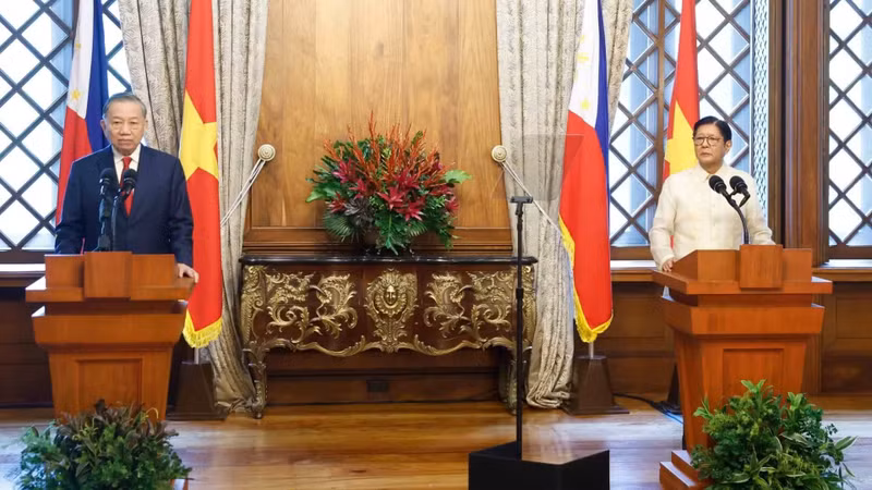 General Secretary of the Communist Party of Viet Nam Central Committee and State President To Lam (left), and Philippine President Ferdinand Romualdez Marcos Jr. meet with the press to announce the results of their earlier talks. (Photo: VNA)