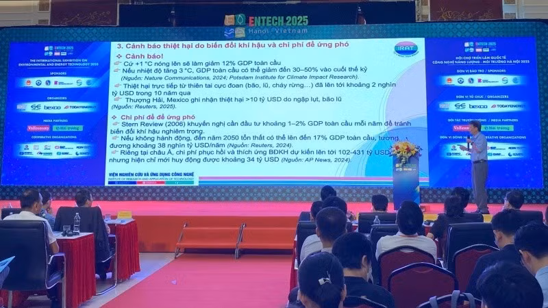 Speakers presenting at the Viet Nam Energy Transition Forum 2025. (Photo: NGUYEN TRANG)