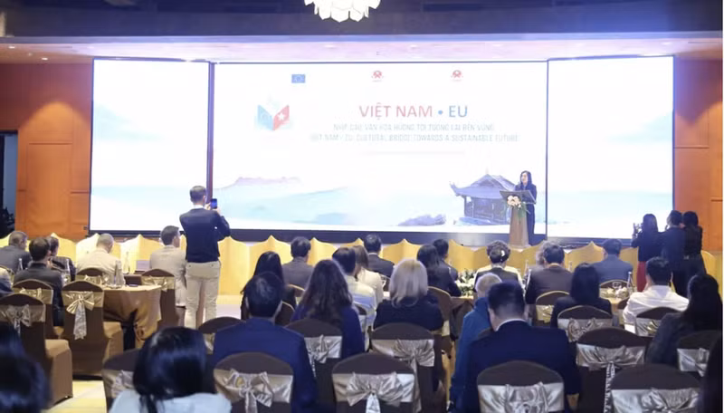 Deputy Minister of Foreign Affairs Le Thi Thu Hang speaks at the cultural event. (Photo: baoquocte.vn)