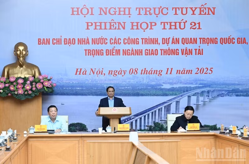 Prime Minister Pham Minh Chinh (C) presides over the 21st meeting of the State steering committee for national key projects in the transport sector. (Photo: VNA)