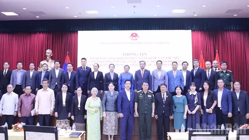 Vietnamese and Lao delegates pose for a photo at the event. (Photo: DUY TOAN)