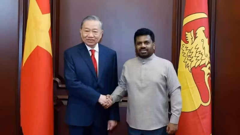 Sri Lankan President Anura Kumara Dissanayake welcomes General Secretary and President To Lam. (Photo: VNA)
