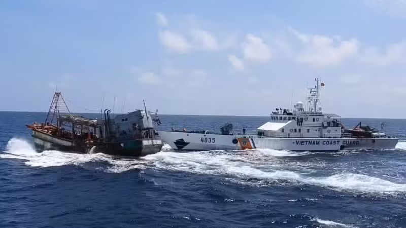 Vietnamese Coast Guard forces pursue fishing vessels violating fishing zones.