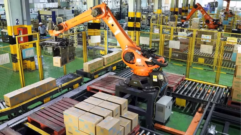 A robot automates the packaging process at the LIX Thu Duc Factory (a subsidiary of the Viet Nam National Chemical Group – Vinachem).
