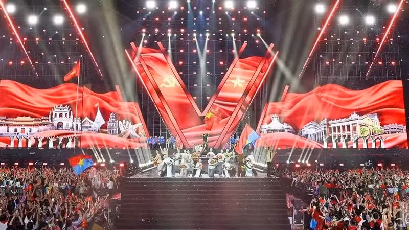 On the evening of August 23, Nhan Dan Newspaper and the Ho Chi Minh City People’s Committee jointly held a political-artistic programme titled “The Fatherland in Our Hearts” to commemorate the 81st anniversary of the August Revolution and National Day (September 2). (Photo: Thuy Nguyen)