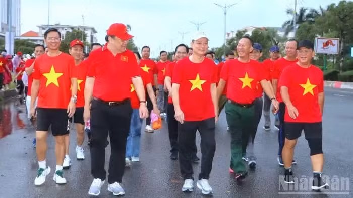 A large number of delegates — including leaders, officials, civil servants, and residents of Ca Mau — participate in the “Marching Forward with Viet Nam” event in 2025. (Photo: Huu Tung)