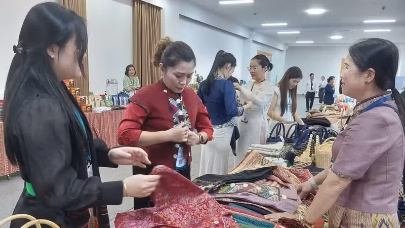 A cashless payment market in Dien Bien province. (Photo: Mai Huyen - Thu Hang)