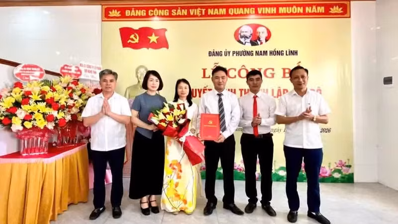 The Organising Committee of the Ha Tinh Provincial Party Committee has presented the decision to establish the Party Cell of Nghe Tinh Yarn Joint Stock Company.