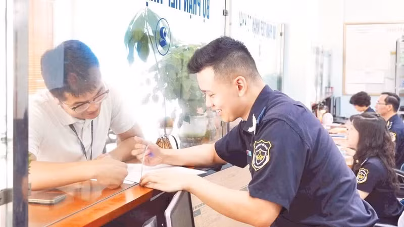 A customs officer guides a businessman through administrative procedures.