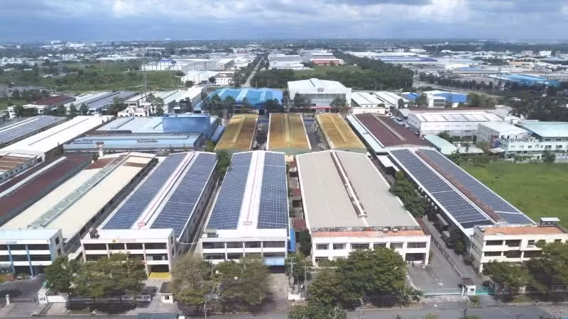 Many enterprises at Tan Tao Industrial Park, Ho Chi Minh City, utilise rooftop solar power. (Photo: NDO)