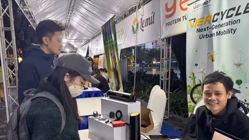 Visitors explore booths featuring innovative startups at the 2025 Innovative Startup Festival (TECHFEST). (Photo: Ha Linh)