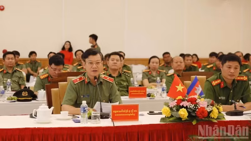 The Tay Ninh Provincial Police and the police departments of Svay Rieng, Prey Veng, and Tboung Khmum provinces (Kingdom of Cambodia) held a conference to review the results of their cooperation in ensuring security and maintaining order along the border during the first nine months of 2026. (Photo: THANH PHONG)
