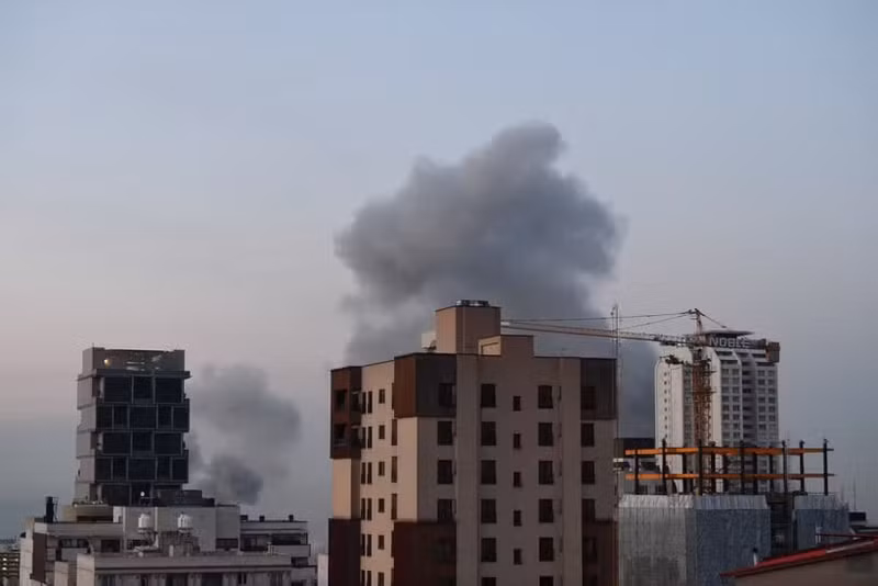 Smoke rises following explosions in Tehran, Iran, on April 1, 2026. (Photo: Xinhua/VNA)