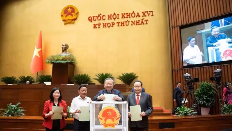 General Secretary To Lam, National Assembly Chairman Tran Thanh Man, Standing member of the Party Central Committee’s Secretariat Tran Cam Tu, and Chairwoman of the Viet Nam Fatherland Front Central Committee Bui Thi Minh Hoai cast their ballots to elect Vice Chairpersons of the 16th National Assembly.