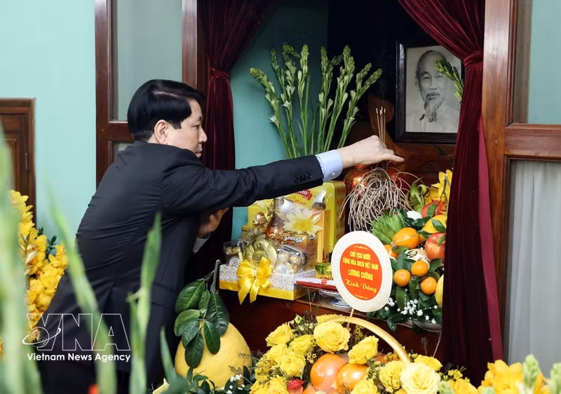 State President Luong Cuong offers incense in tribute to President Ho Chi Minh at House 67 on February 16. (Photo: VNA)
