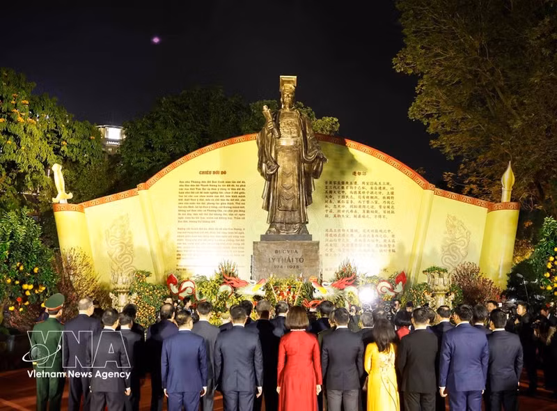 Party General Secretary To Lam and delegates offer incense at Monument to King Ly Thai To (Photo: VNA)