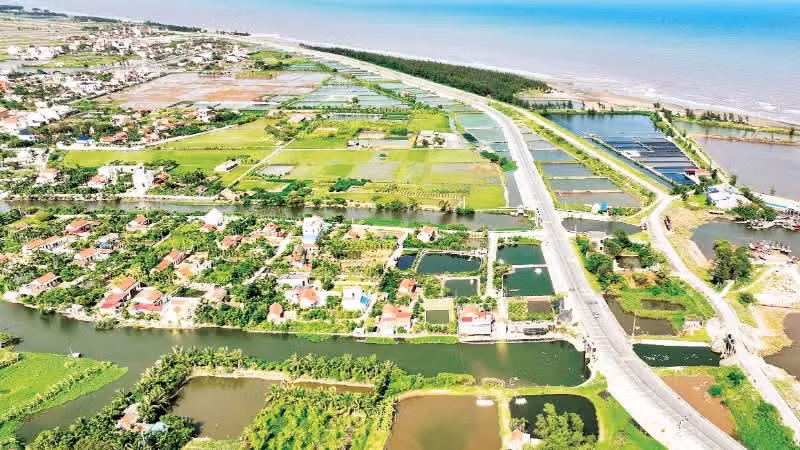 The new Nam Dinh-Lac Quan road - the coastal road section passing through Hai Quang commune. (Photo: VIET DU)