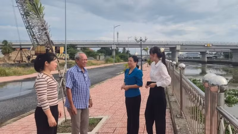 Nguyen Van Tho, Secretary of the Hamlet 2 Party Cell (second from left), accompanies commune officials to inspect a completed embankment and erosion-control project that serves approximately 45 households.