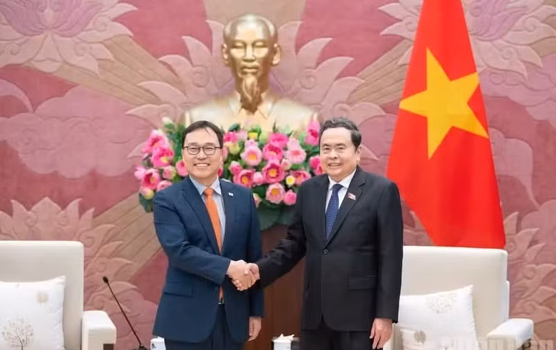 On June 18, at the National Assembly House, National Assembly President Tran Thanh Man received the Ambassador of the Republic of Korea (RoK) to Viet Nam, Choi Young Sam, who came to bid farewell at the end of his term in Viet Nam. (Photo: Duy Linh)