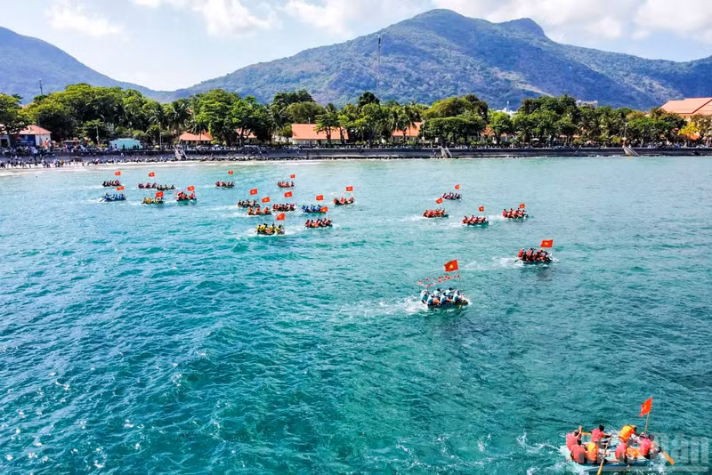 In the Con Dao Special Zone, Ho Chi Minh City, the 20th Annual Traditional Raft Racing Competition 2026 takes place enthusiastically, attracting a large number of locals and tourists to participate and cheer.