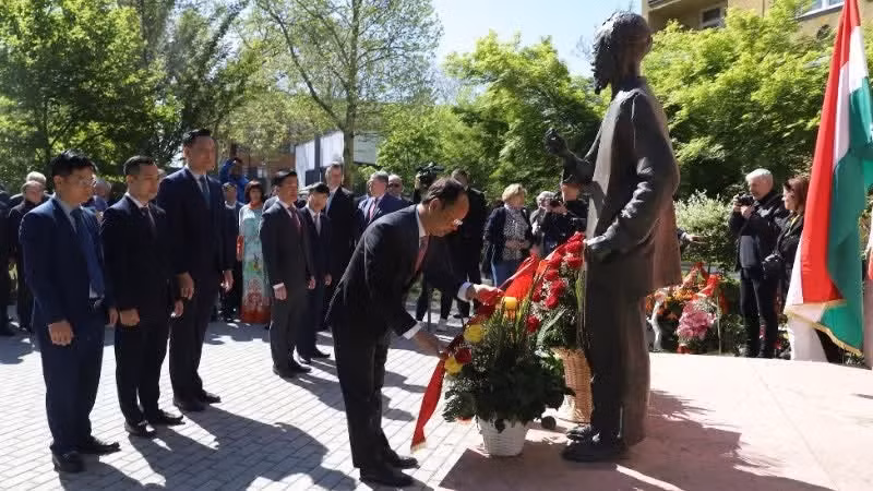 Ambassador Bui Le Thai and delegates lay wreaths at the Monument to President Ho Chi Minh in Zalaegerszeg. (Photo courtesy of the Vietnamese Embassy in Hungary)