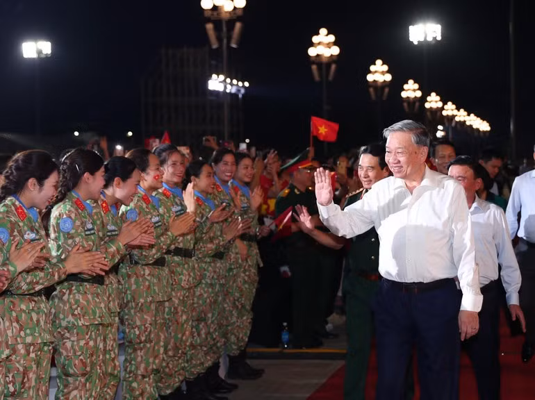 General Secretary To Lam attends the political and artistic programme entitled "Under the Glorious Flag" at the Ba Dinh Square (Ha Noi). (Photo: VNA)