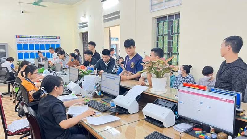 People resolve administrative procedures at the Phu Nghia Commune Public Administration Service Point.