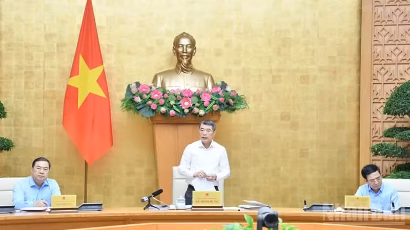 Politburo member, Secretary of the Party Central Committee, Prime Minister Le Minh Hung speaks at the meeting of standing members of the Government and its Party Committee.