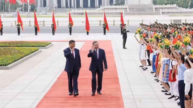 General Secretary of the Communist Party of China Central Committee and President of China Xi Jinping and his spouse preside over the State-level welcoming ceremony for General Secretary of the Communist Party of Viet Nam Central Committee and State President To Lam and his spouse during their visit to China from August 18-20, 2024. (Photo: VNA)
