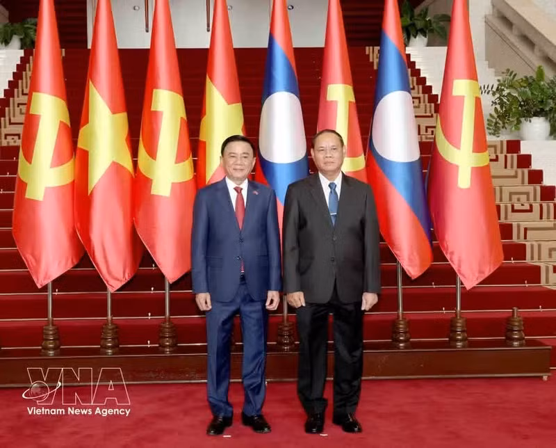 Politburo member and Permanent member of the Communist Party of Viet Nam Central Committee’s Secretariat Tran Cam Tu and his Lao counterpart Vilay Lakhamphong, pose for a photo. (Photo: VNA)