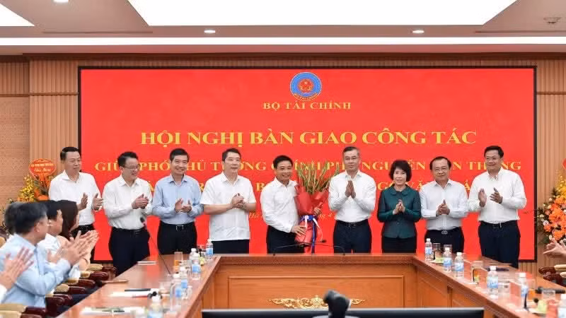 An overview of the handover ceremony between Deputy PM Nguyen Van Thang and Minister of Finance Ngo Van Tuan