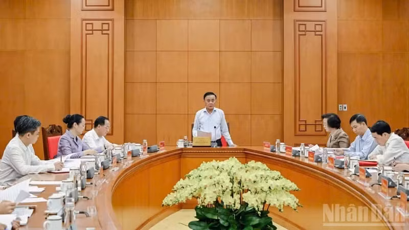 Tran Cam Tu, Politburo Member, Permanent Member of the Party Central Committee Secretariat, and Head of the Central Steering Committee for the Commemoration of Major Holidays and Important Historical Events of the Nation (2026–2030), presides over the first meeting of the steering committee. (Photo: Duy Linh)