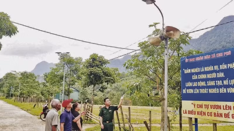 Border Guard officers from the Ca Xeng Station instruct residents of Yen Hop village on how to operate the “Remote Village Public Radio System”. (Photo: LAM QUANG HUY)