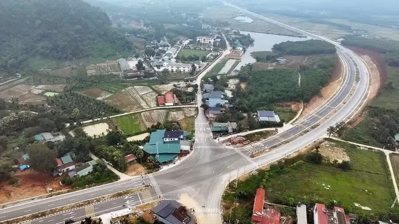 The Van Thien–Ben En road passes through the communes of Nong Cong, Thang Binh, Nhu Thanh, and Yen Tho in Thanh Hoa Province. (Photo: VNA)