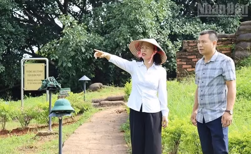 Vu Thi Tuyet Nga, Director of the Dien Bien Phu Museum, inspects the renovation and landscaping of greenery and flower gardens at sites within the Dien Bien Phu Battlefield relic complex. (Photo: Le Lan)