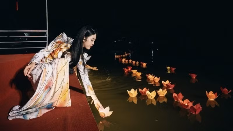 Visitors release floating lanterns during the event featuring the release of 5,000 lanterns on the Bang River in April 2026. (Photo: Son Tung/Cao Bang Newspaper)