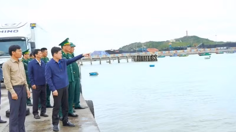 Quang Tri Provincial leaders inspect and direct the work of combating IUU fishing. (Illustrative image)