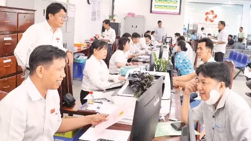 Officials at the Cao Lanh Ward Public Administrative Service Centre in Dong Thap Province are welcoming when handling administrative procedures for the people.