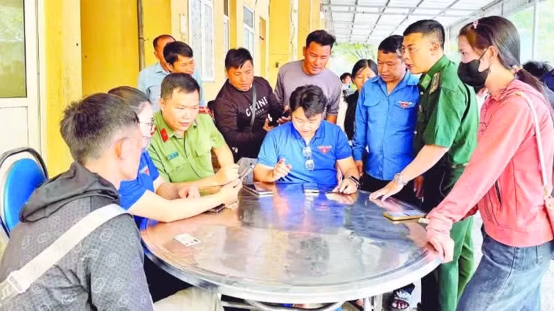 The Pa Tan Border Guard Post (Lai Chau Province) collaborates with the local Police and Youth Union to download VNeID for residents.