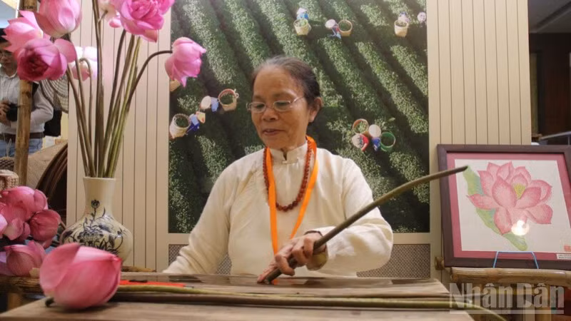 Artisan Phan Thi Thuan with the desire for people to live happily with traditional occupations. (Photo: Thanh Hau)