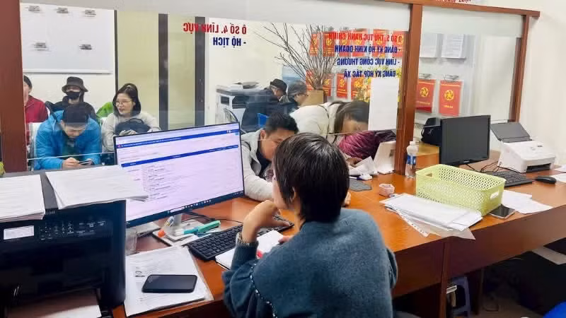 Residents complete administrative procedures and receive results online in Dinh Cong Ward, Ha Noi. (Photo: Hai Minh)