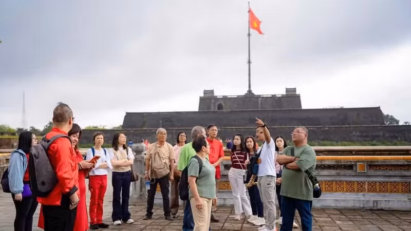 International tourists visit and learn about the Hue Imperial Citadel. (Photo: Quynh Mai)
