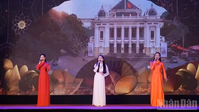 Ha Noi is hosting various artistic programmes to commemorate revolutionary traditions on the occasion of National Day (September 2). (Photo: Chi Dung)