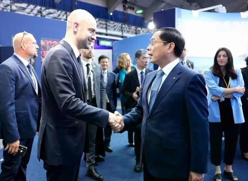 Deputy Prime Minister and Minister of Foreign Affairs Bui Thanh Son (R) and French Minister for Europe and Foreign Affairs Jean-Noël Barrot at their meeting on June 8. (Photo: VNA)