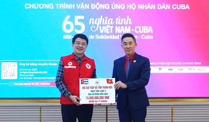 The Central Committee of the Viet Nam Red Cross Society receives 13 billion VND in support of the Cuban people from representatives of Thanh Hoa province.