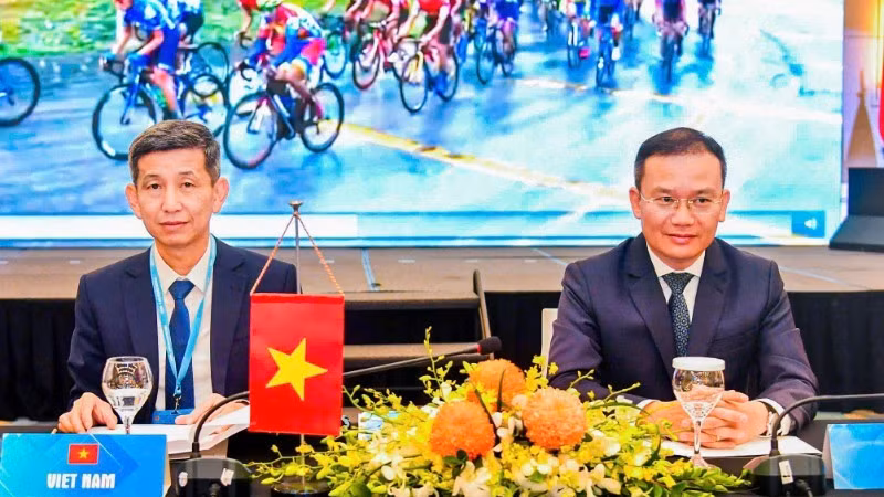 Director of the Department of Physical Training and Sports Nguyen Danh Hoang Viet (left), and Deputy Director Nguyen Hong Minh attend the conference.